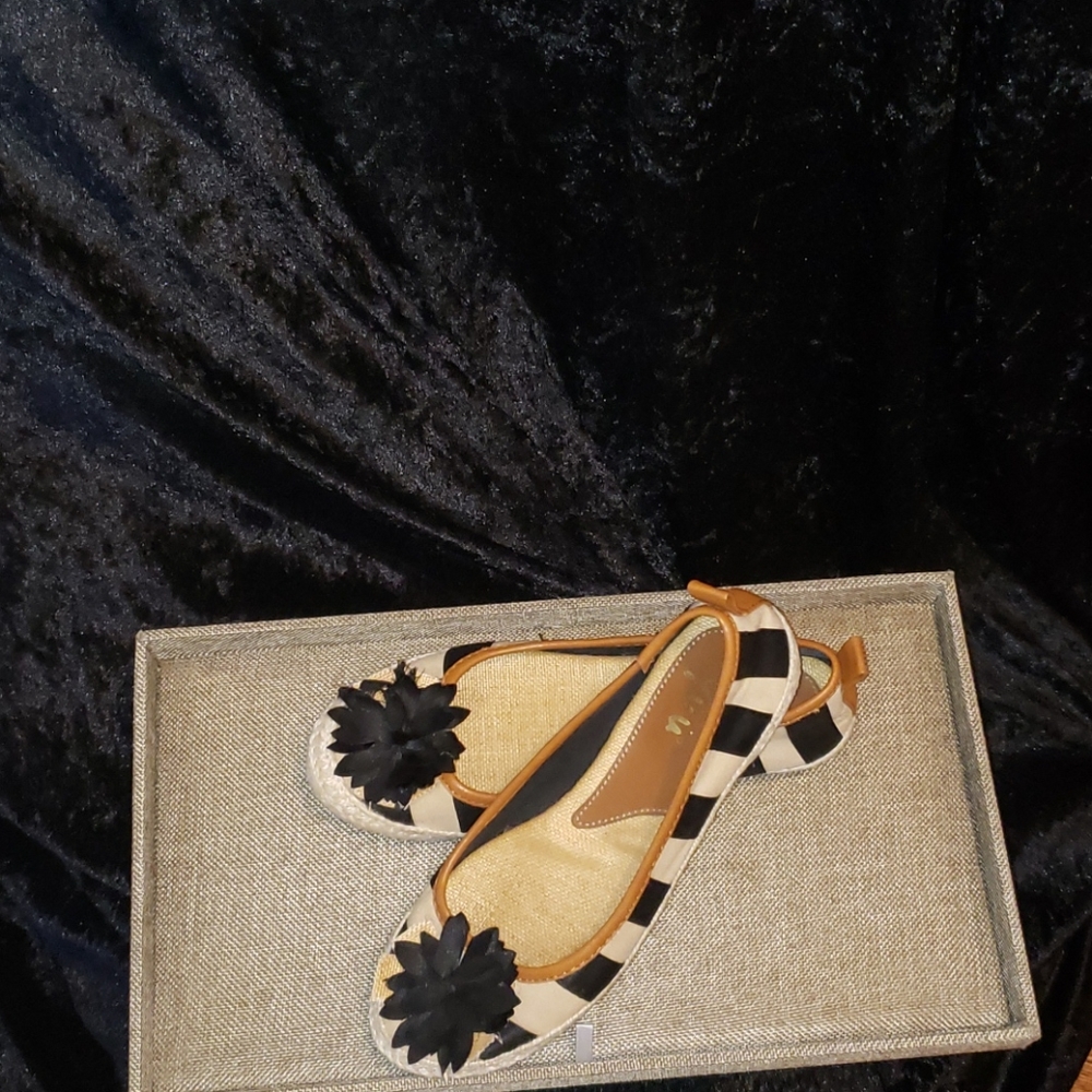 Yuu Black and Beige flat with flower on top